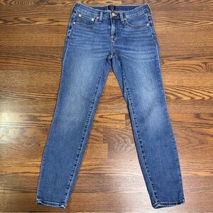 J. Crew 8” Mid-Rise Skinny Jeans in Medium Wash Denim size 26